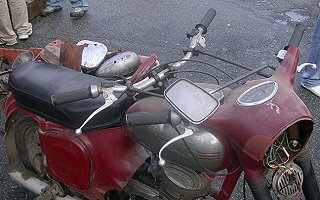 Motocykl Jawa 250 s doplňky pro autoškolu
