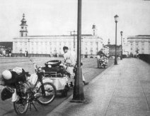 I. M. JEDLIKA NA MOPEDU K BEDUJNM (STN 1964)