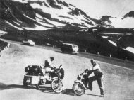 I. M. JEDLIKA NA MOPEDU K BEDUJNM (STN 1964)